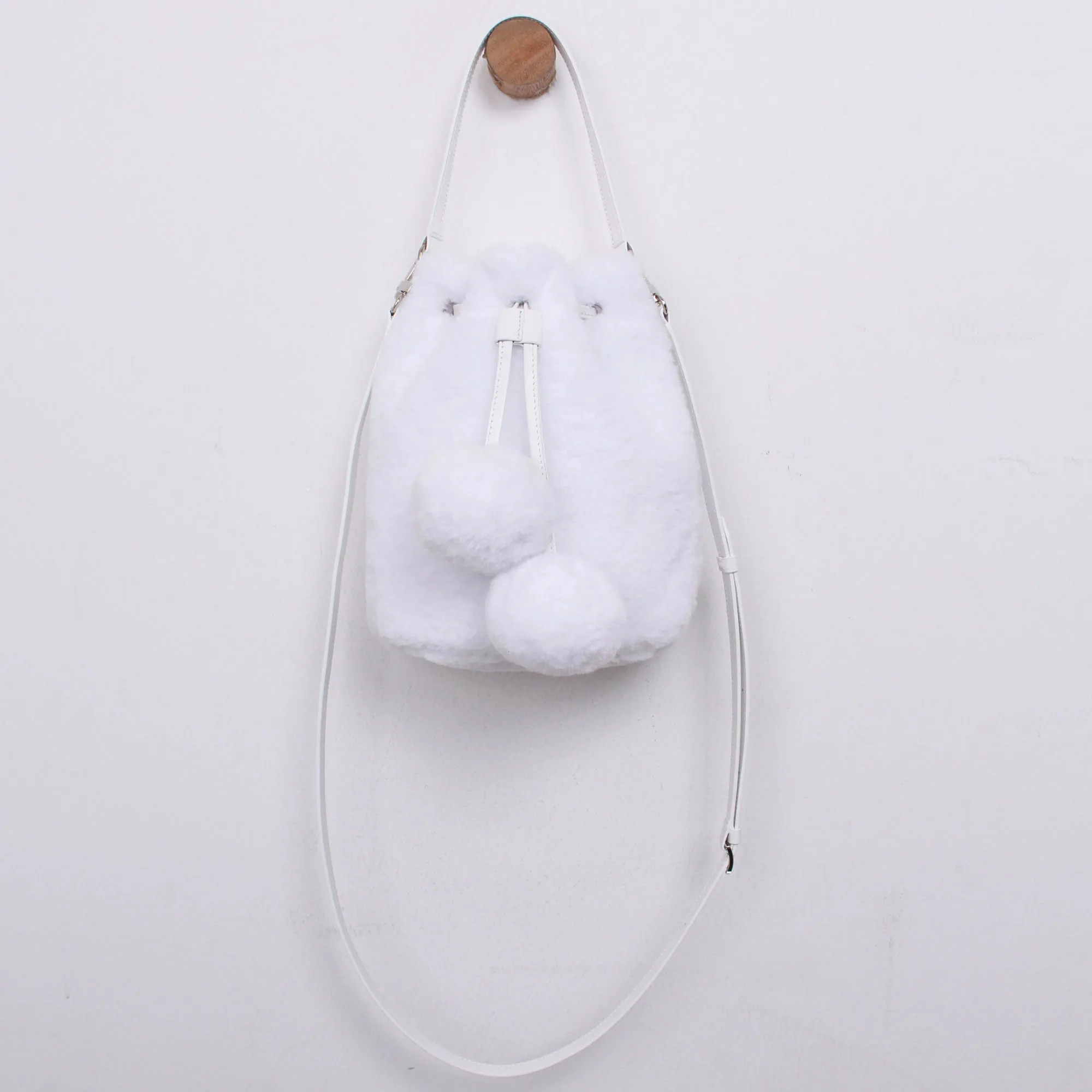 snowball. fur shoulder bag.